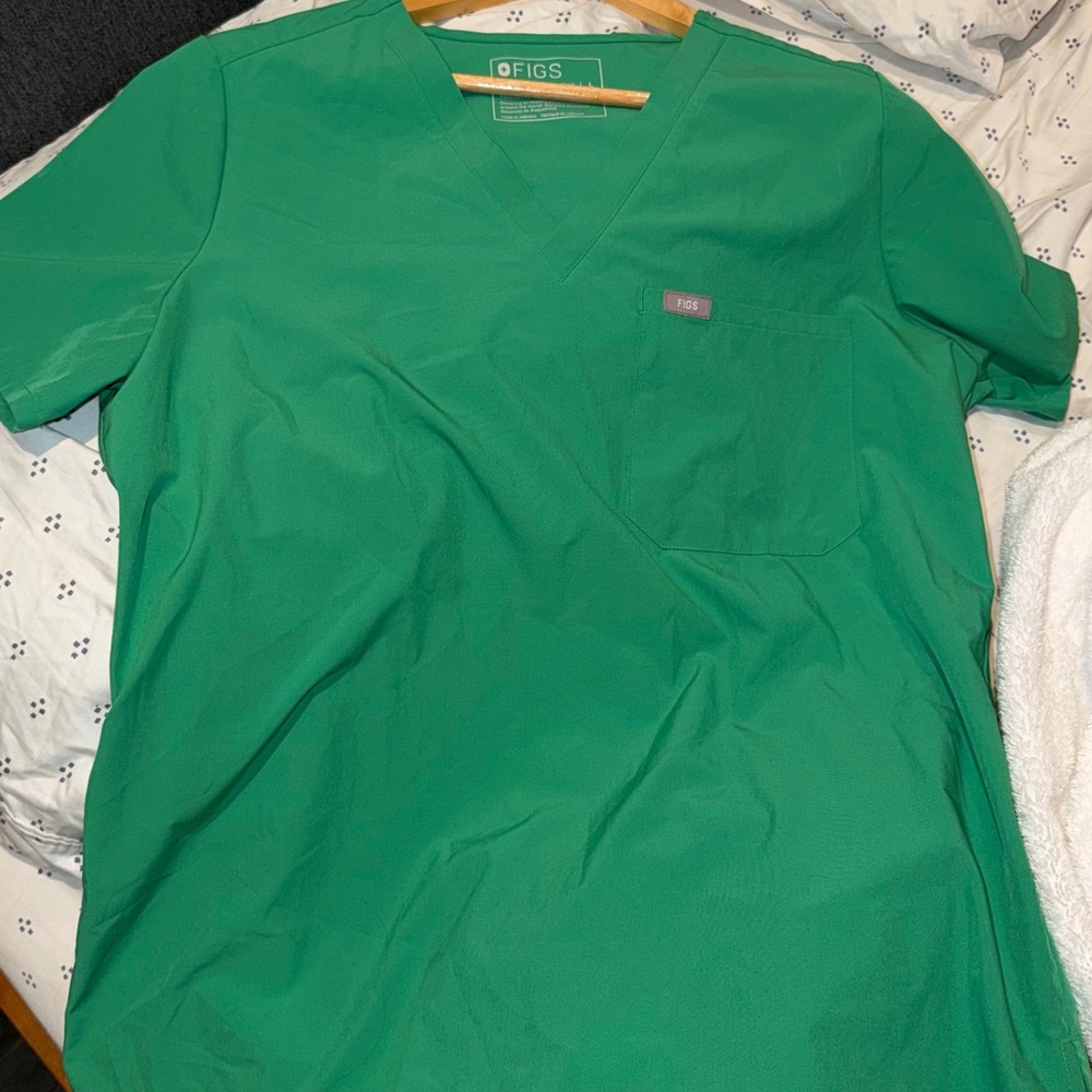 FIGS Catarina™ One-Pocket Scrub Top – Safety Green – L FREEx